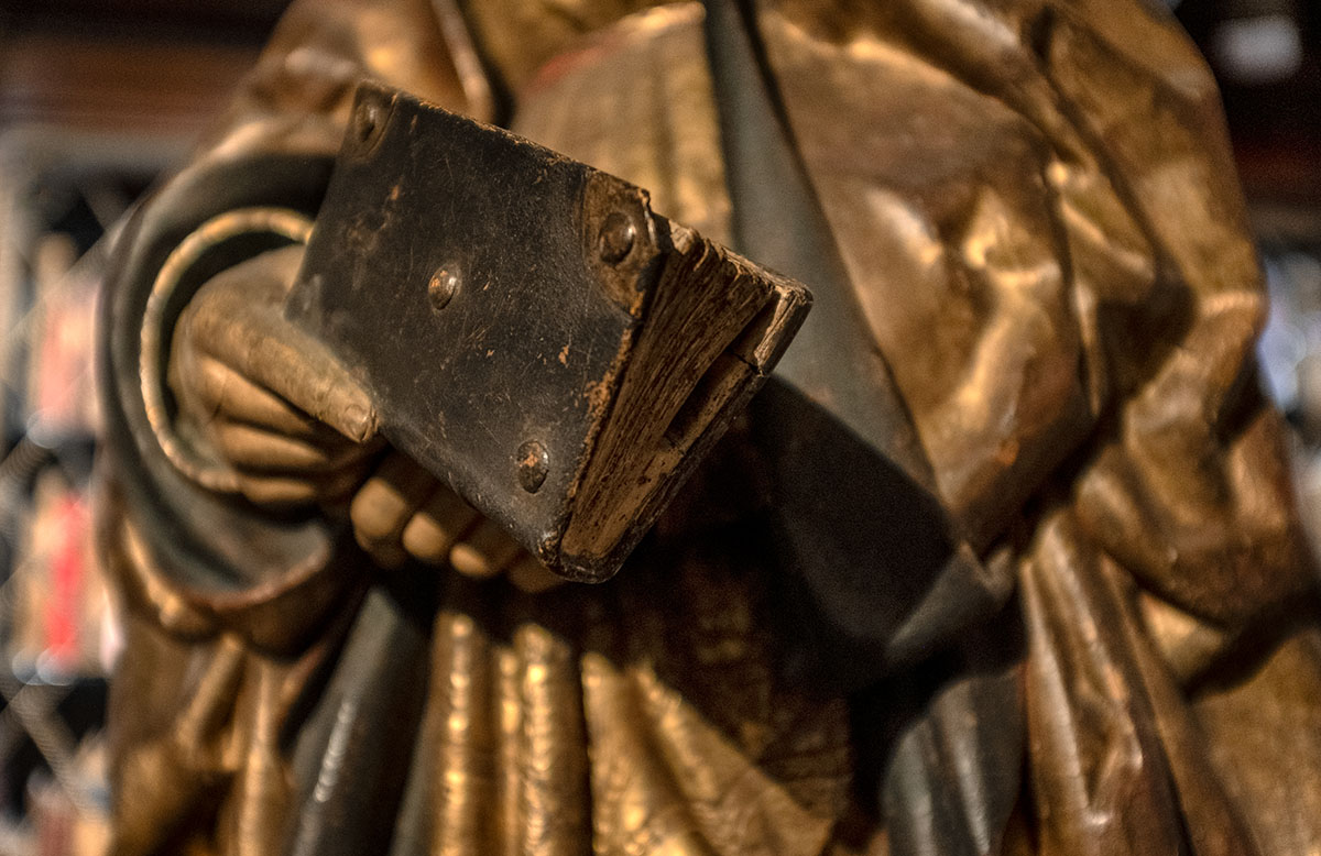 statue book