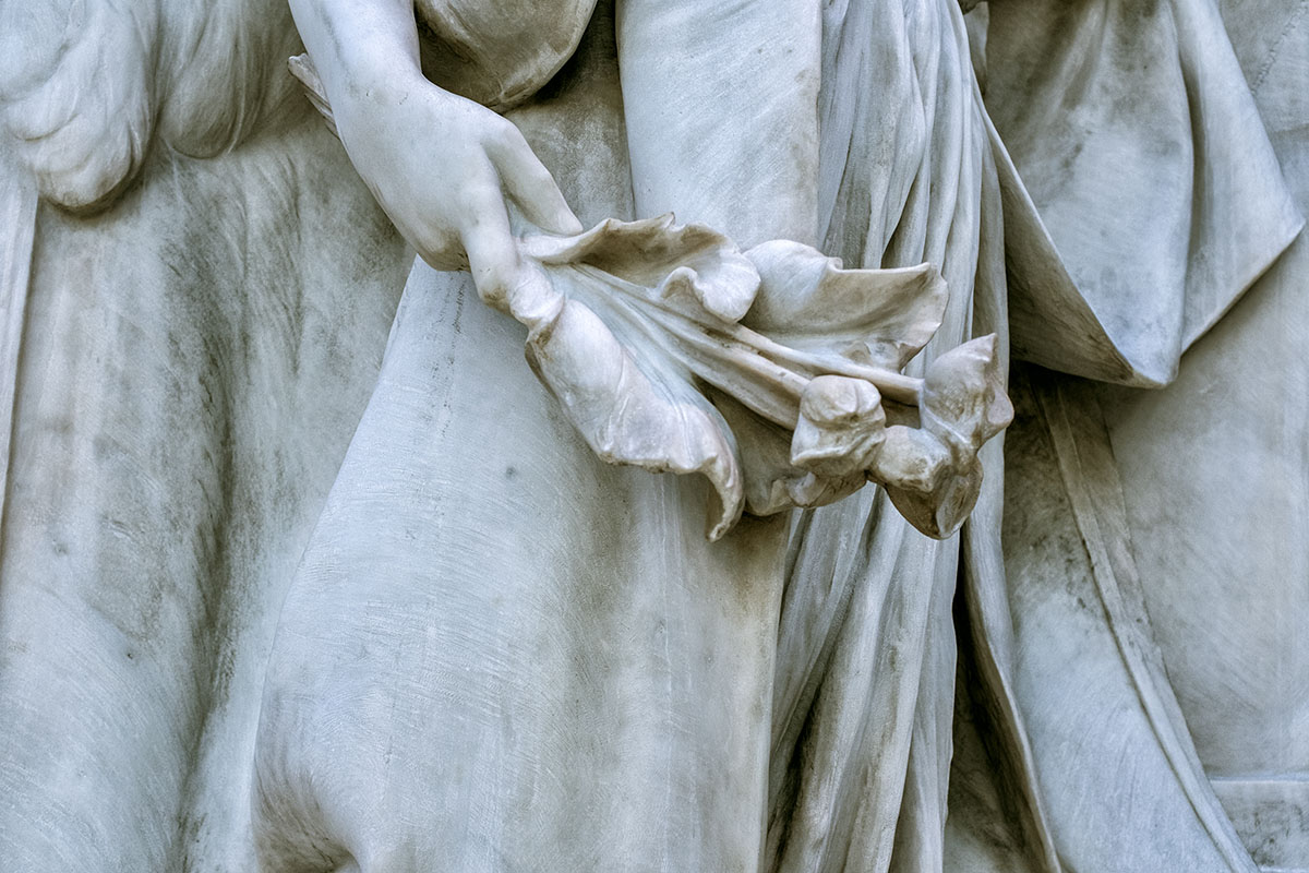 statue